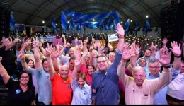 Multidão aclama prefeito Alan Guedes como candidato a reeleição