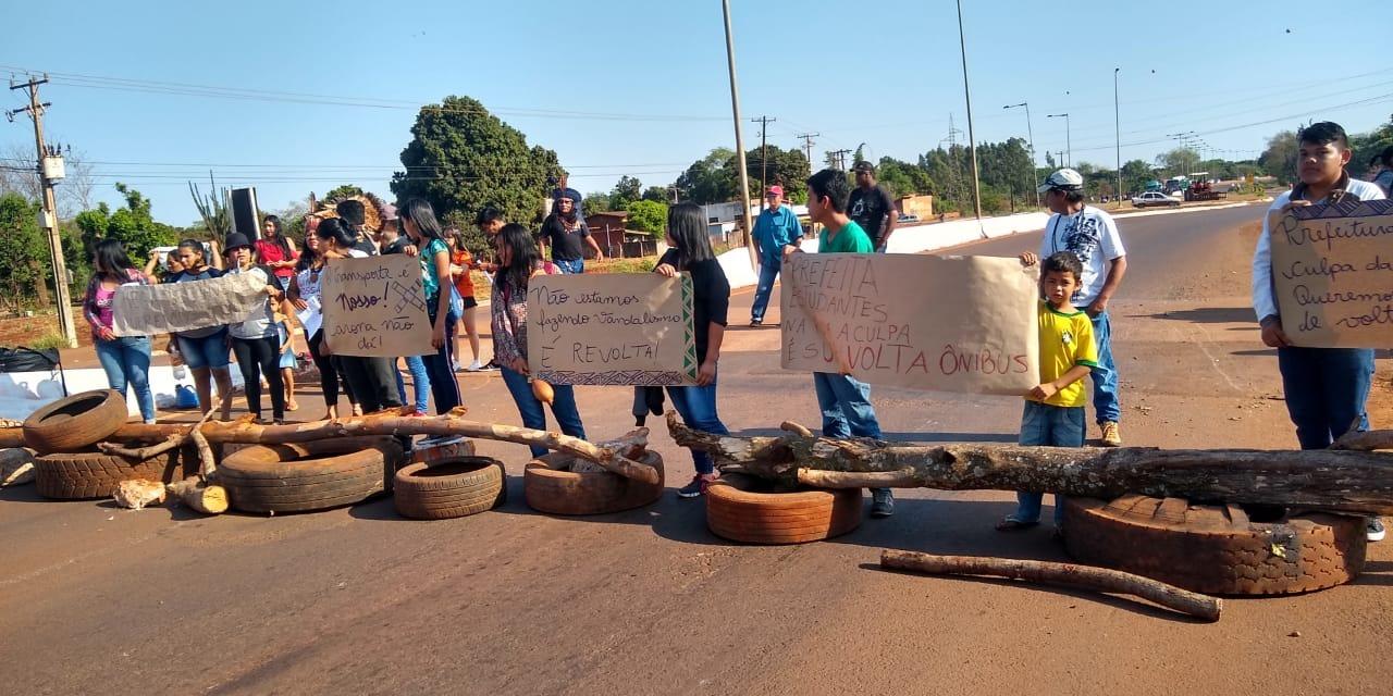 Indígenas fecham rodovia MS-156 que dá acesso Dourados-Itaporã