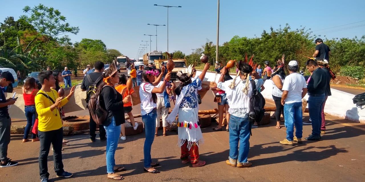 Indígenas fecham rodovia MS-156 que dá acesso Dourados-Itaporã