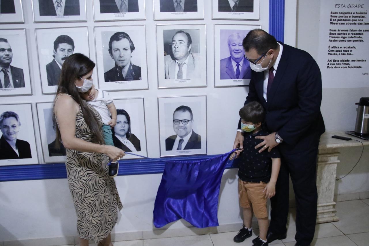 Placa de Alan Guedes é inaugurada na Galeria de Ex-presidentes da Câmara de Dourados