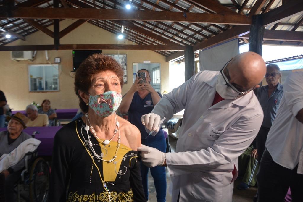 Emoção e esperança marcam início da vacinação em Dourados