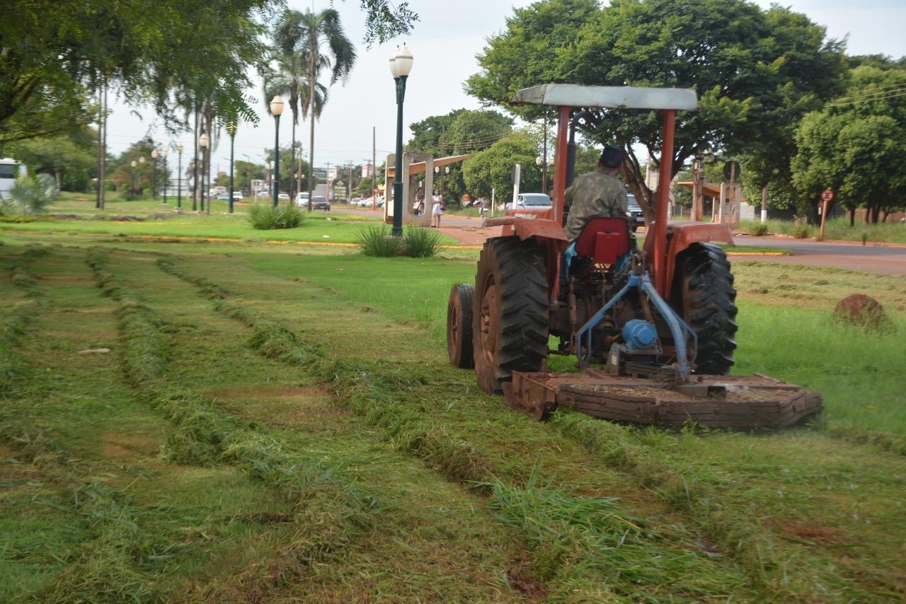 Prefeitura já roçou mais de 22 km de mato em áreas públicas