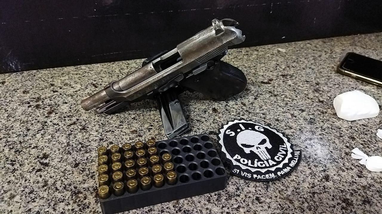 eende cocaína e arma de fogo durante cumprimento de mandado de prisão em Dourados