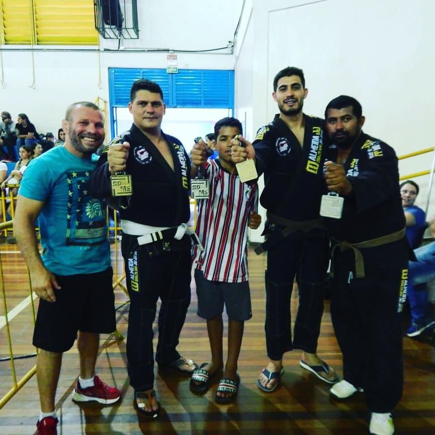 Atletas de dourados chegam vitoriosos do GP solidário em Campo Grande. Representarão Dourados e o MS no Rio de Janeiro. 