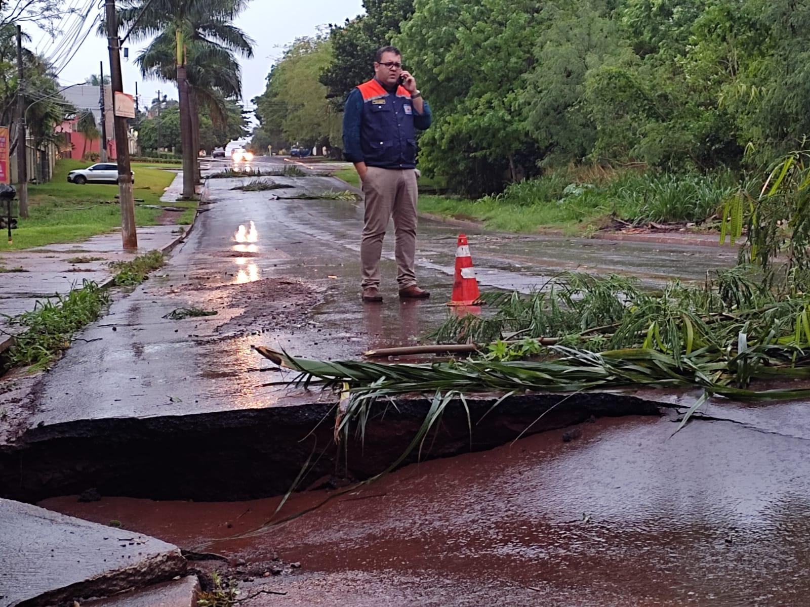 Prefeito Alan Guedes percorre a cidade e verifica os estragos causados por temporal