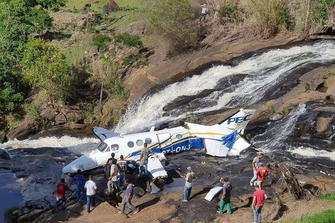 Urgente: avião com Marília Mendonça cai no interior de MG
