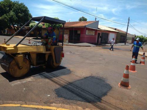 Operação Tapa Buracos avança pelos bairros de Dourados