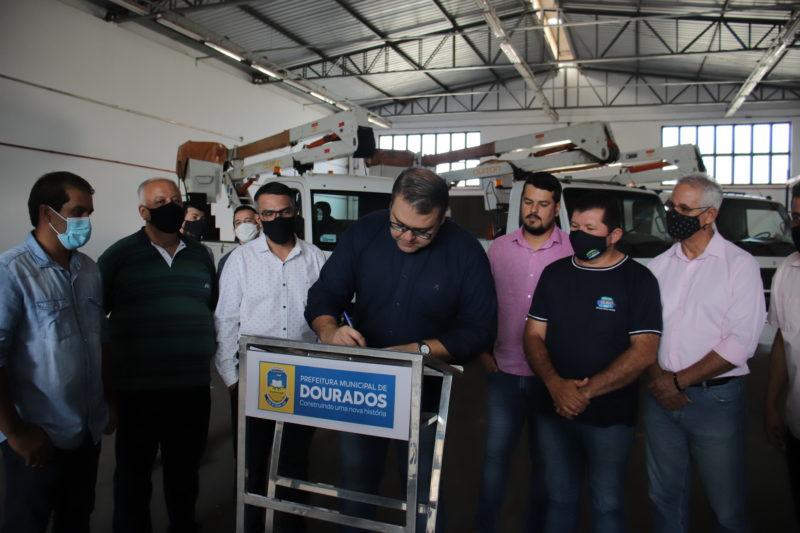 Alan Guedes assina a ordem de serviço para reestruturar iluminação pública Alan Guedes assina a ordem de serviço para reestruturar iluminação pública