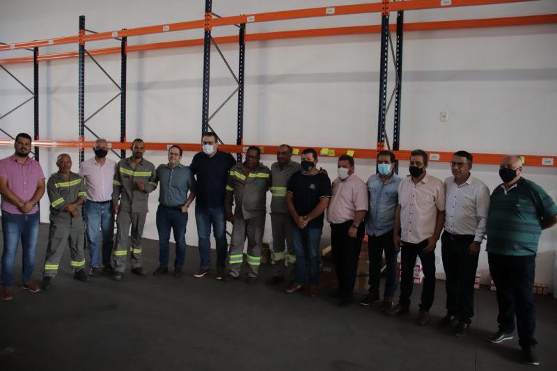 Alan Guedes assina a ordem de serviço para reestruturar iluminação pública Alan Guedes assina a ordem de serviço para reestruturar iluminação pública