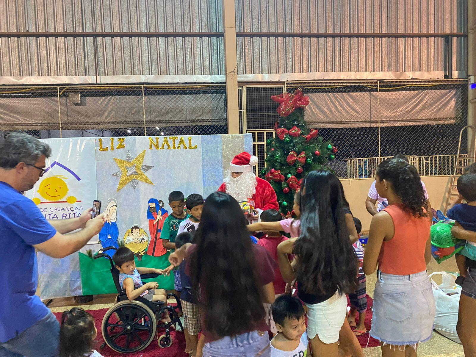 Vereador se veste de papai Noel para levar alegria às crianças órfãs