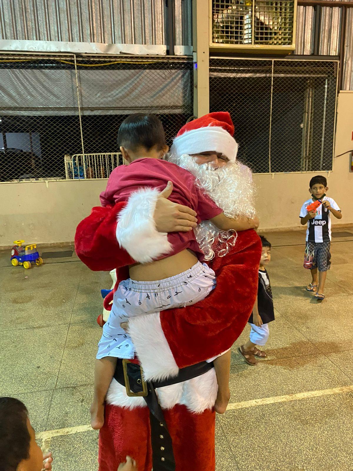 Vereador se veste de papai Noel para levar alegria às crianças órfãs