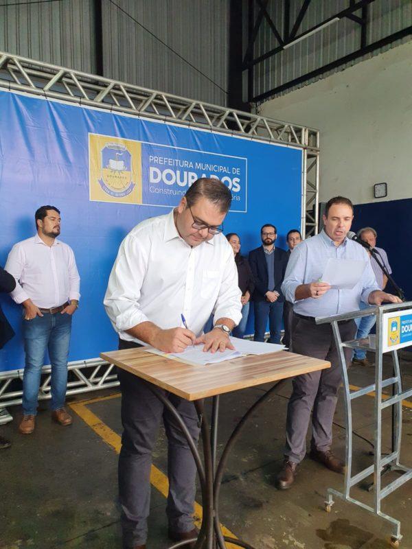 Alan Guedes assina decreto que baixa a passagem de ônibus em Dourados
