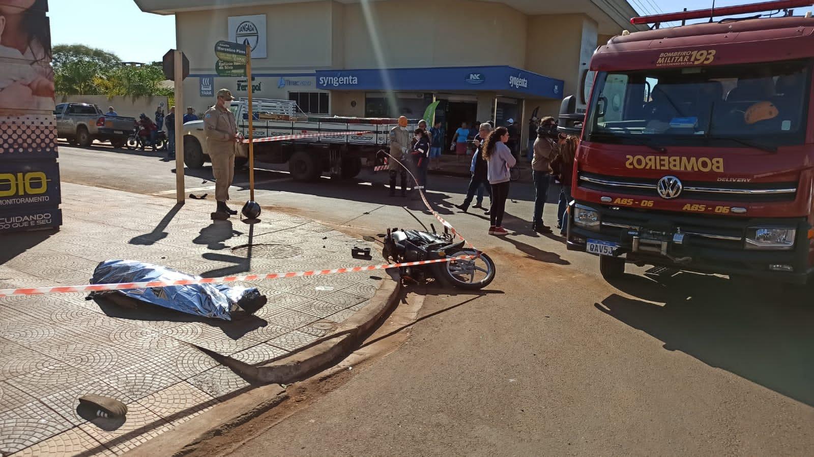 Acidente envolvendo moto e F400 deixa 1 pessoa morta e outra ferida em Dourados