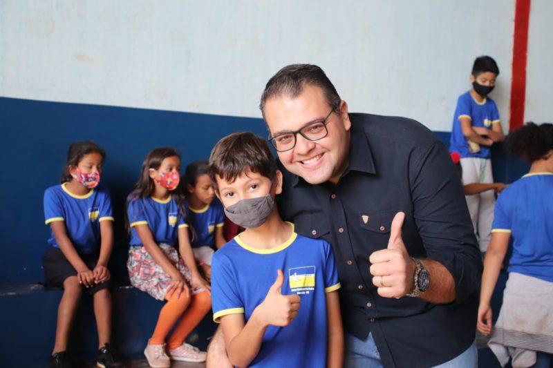 Em Itahum, Alan Guedes acompanha entrega de doações para escola Perequeté