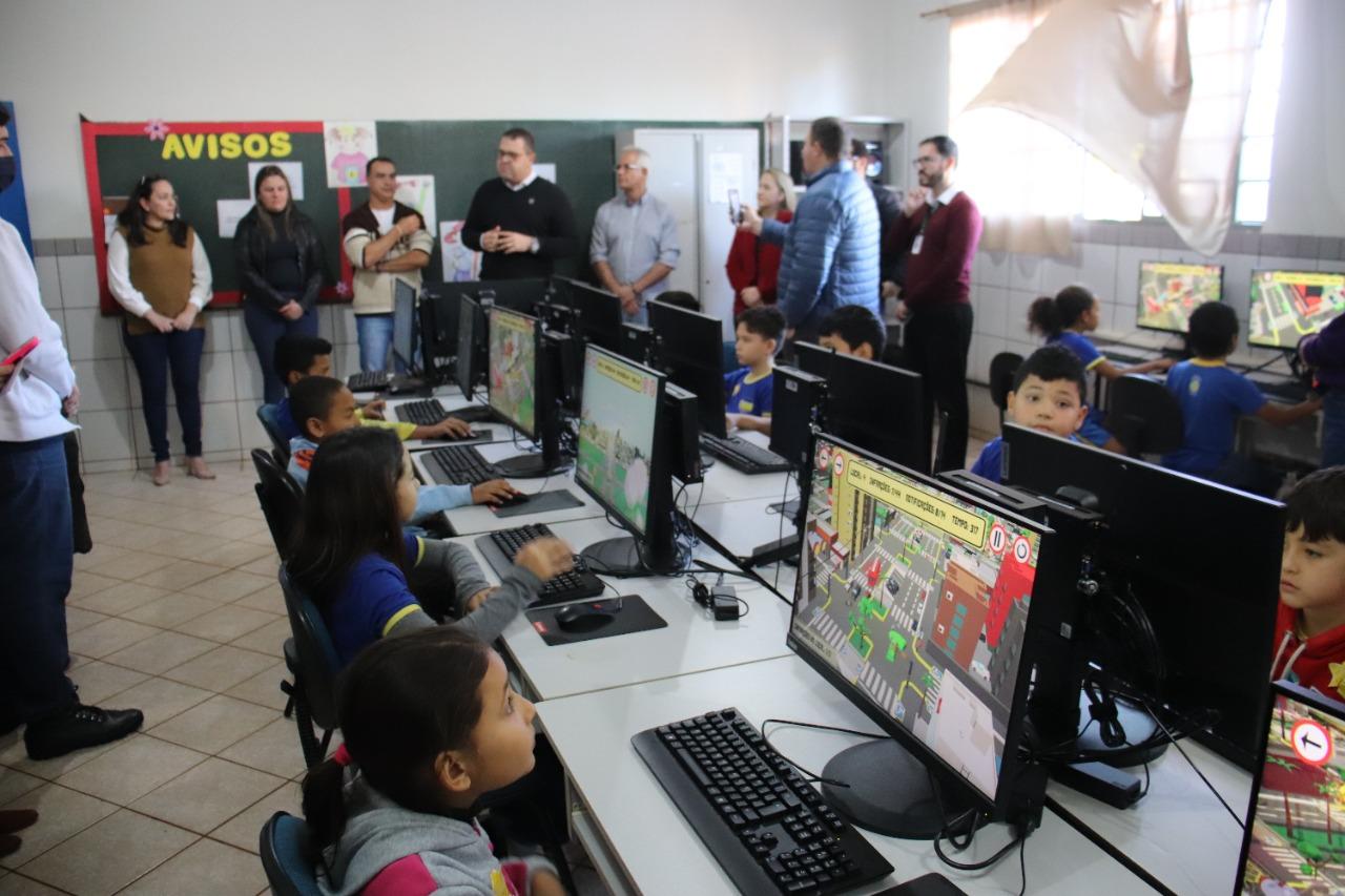 Alan Guedes  começa maratona para entregar 1.100 computadores nas Escolas Municipais