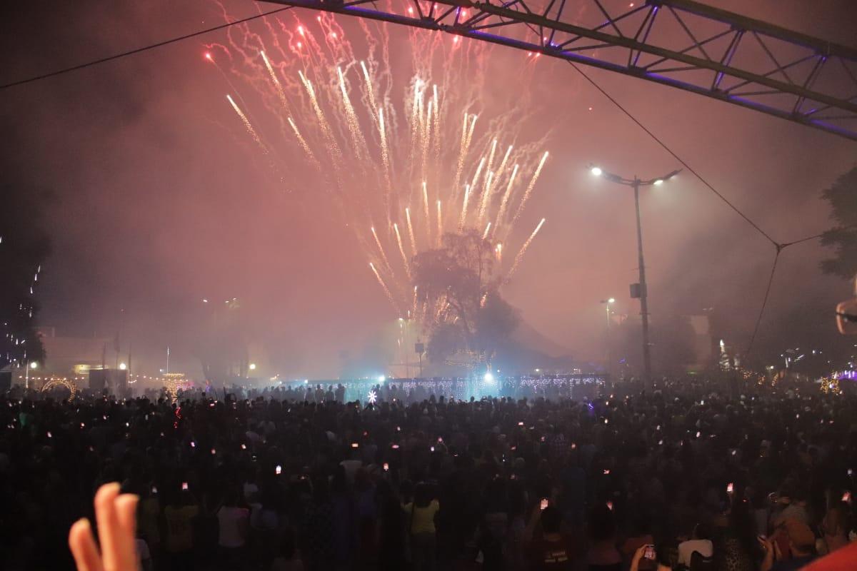 Dourados Brilha reúne 20 mil pessoas na noite de lançamento