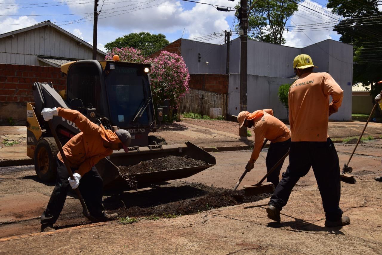 "Com trégua na chuva, operação tapa-buracos avança em bairros da cidade"