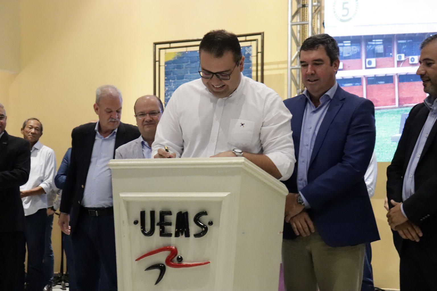 Prefeito Alan Guedes participa de celebração dos 30 anos da UEMS
