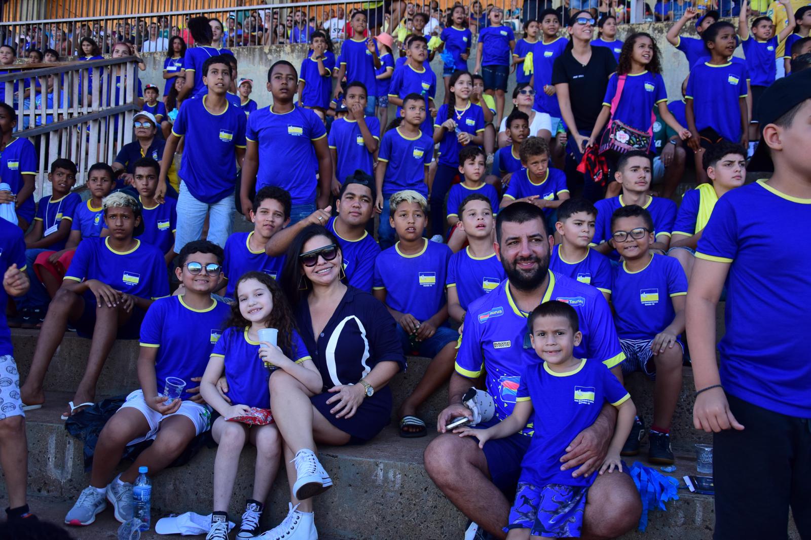 Sorrisos e gols: REME leva mais de mil crianças ao estádio Douradão para assistir jogo do DAC 