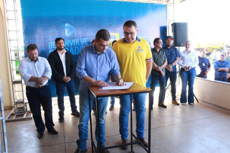 Alan Guedes assina ordem de serviço para construção de pontos de ônibus