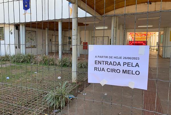 Após reboco de teto de escola estadual desabar em Dourados alunos tem local de entrada alterado