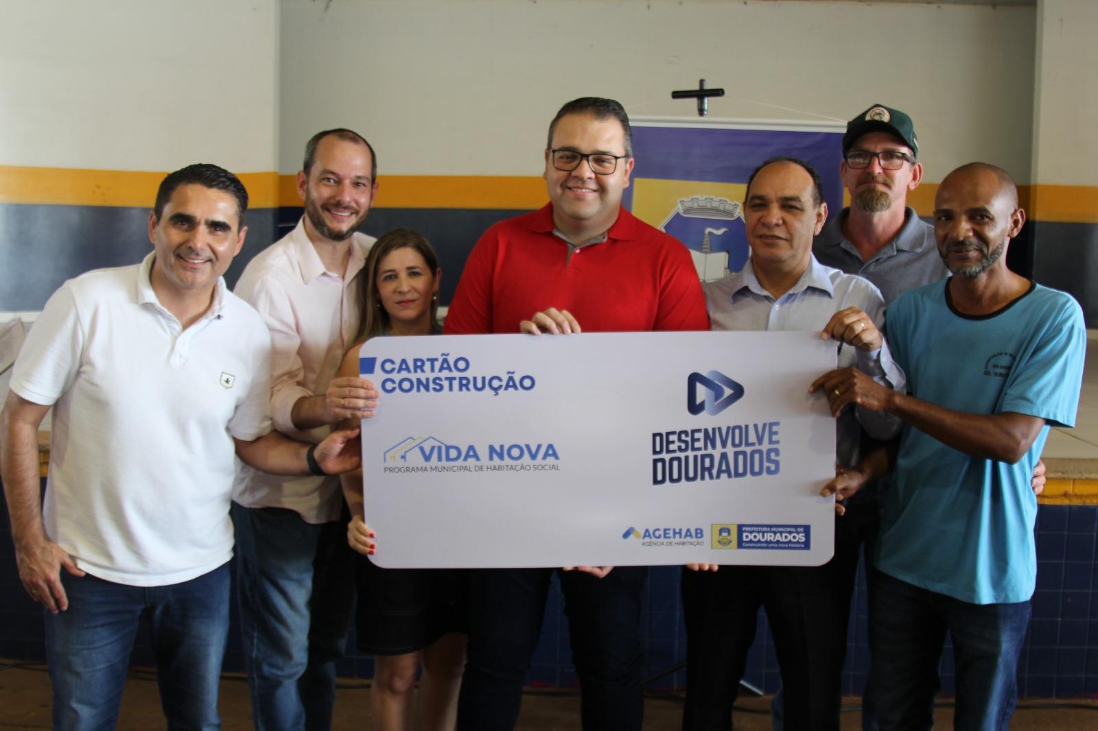 Alan Guedes entrega Cartão Construção para famílias do Ouro Fino e Ibiza