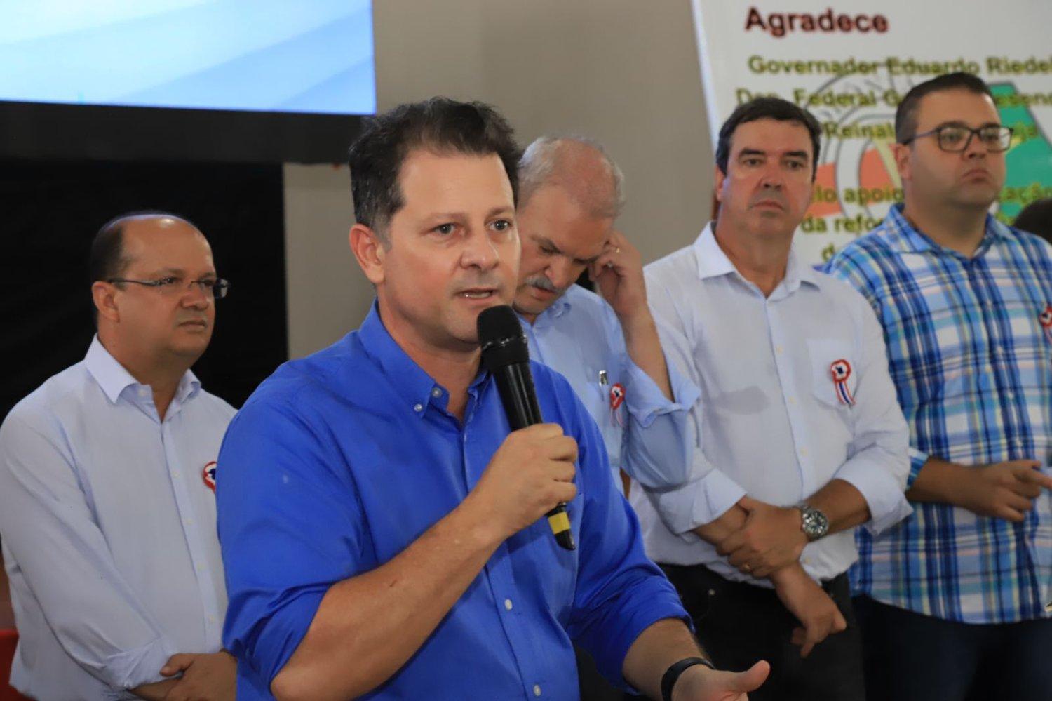 Durante a assinatura de convênio de R$ 1,8 milhão à Casa Paraguaia de Dourados Renato anuncia emenda para sala de computação