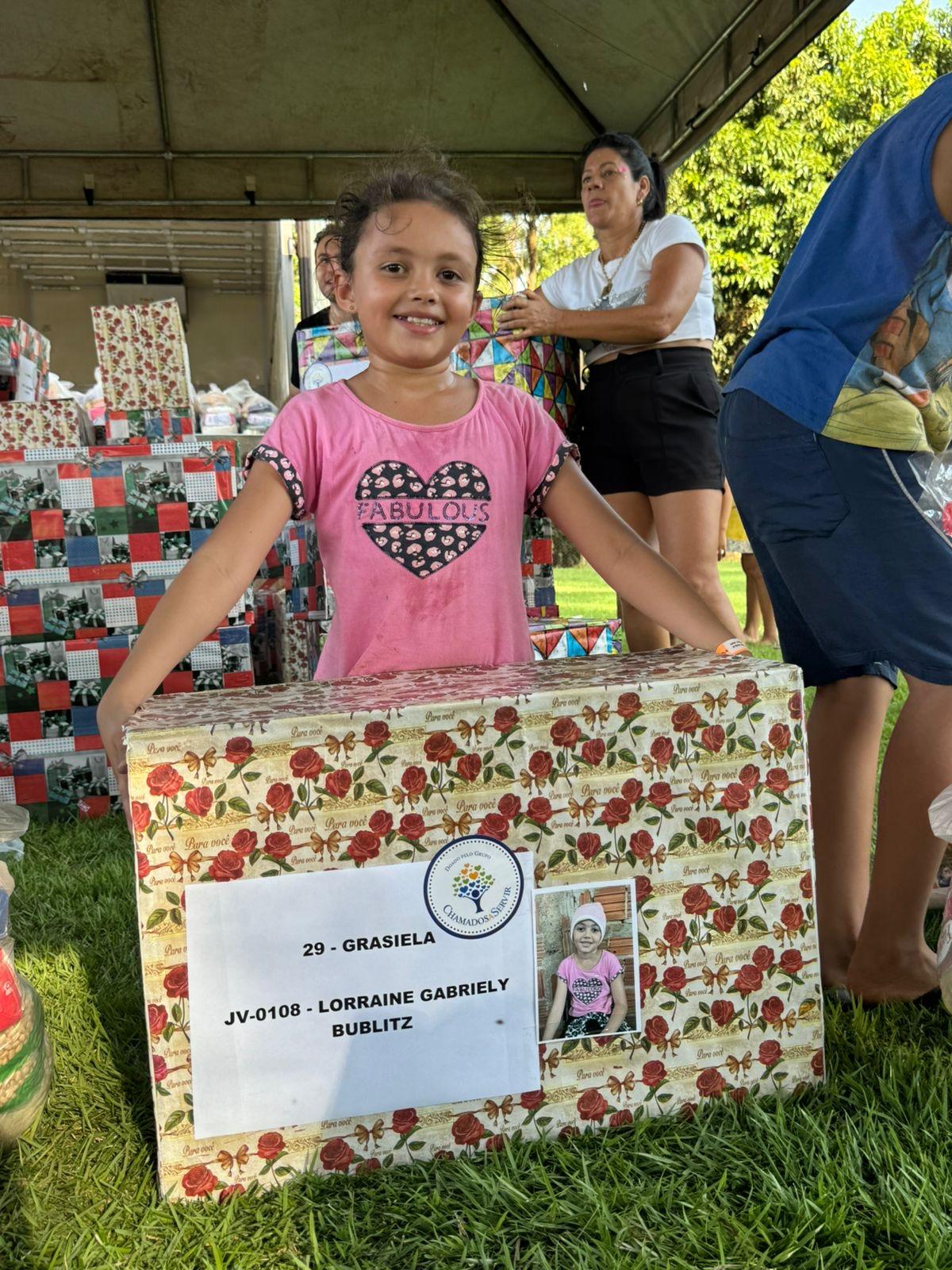 EM DOURADOS: ‘Chamados a Servir’ distribui caixas  com presentes e alimentos na periferia