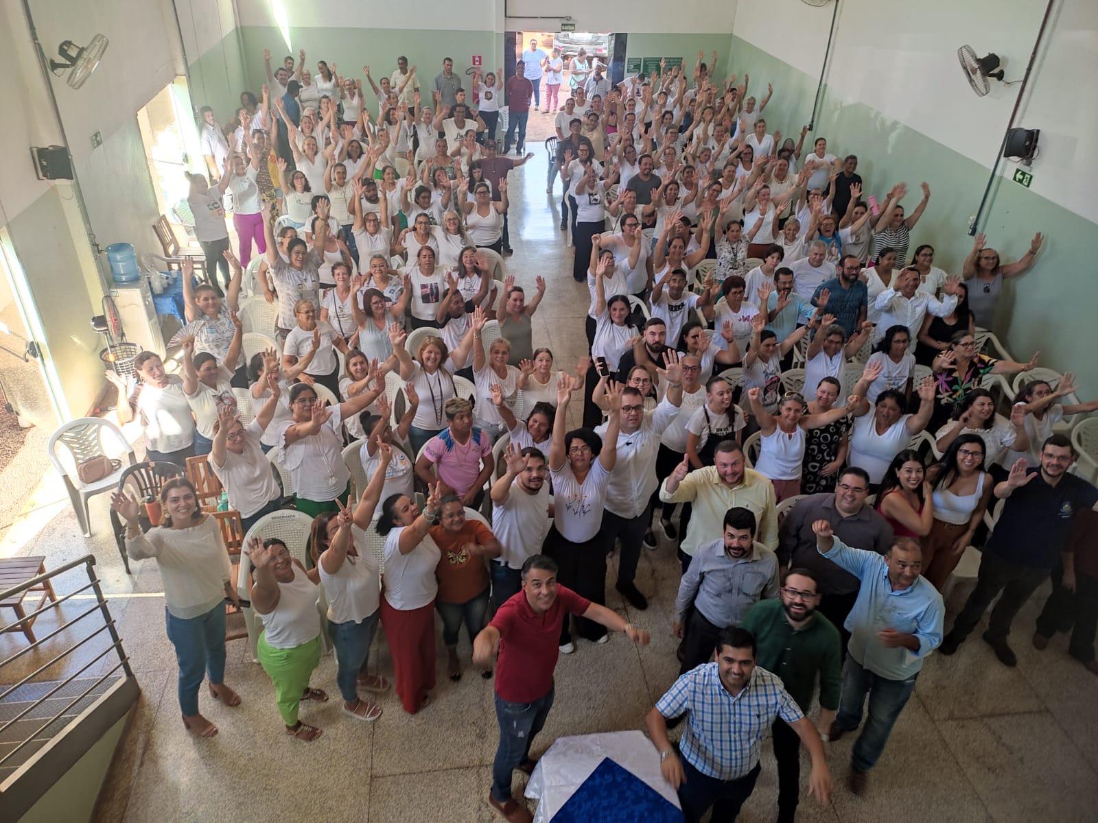 Alan Guedes regulamenta 138 agentes comunitários de saúde e endemias