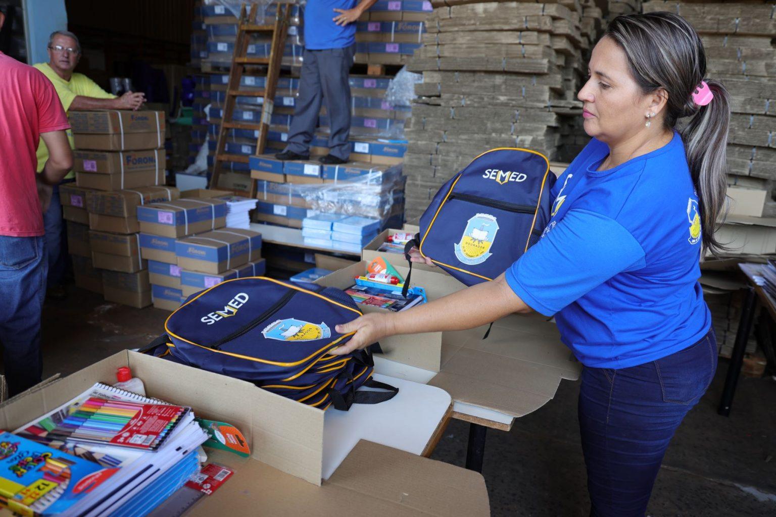 Prefeitura entrega kits escolares no primeiro dia de aula, garantindo apoio aos alunos desde o início do ano letivo