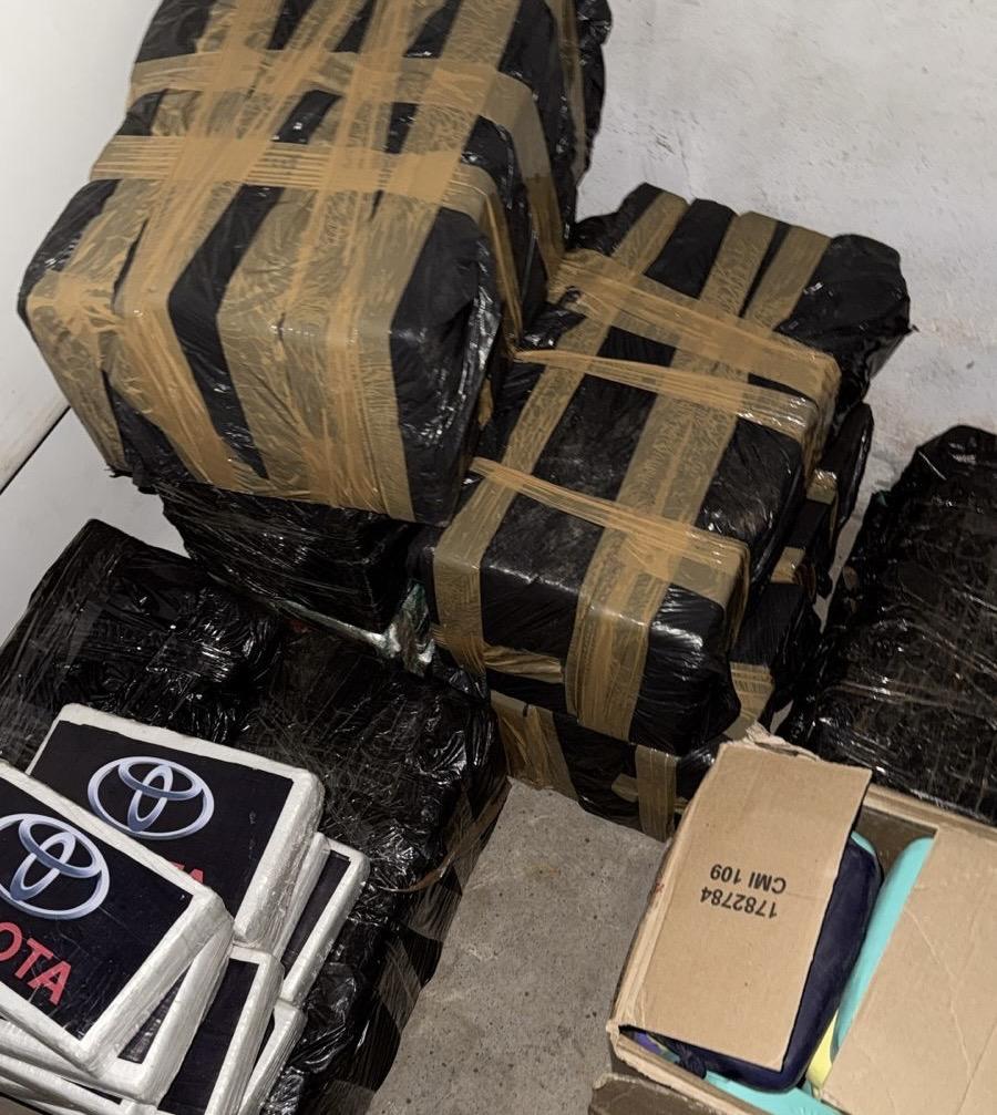 DEFRON apreende 375 kg de drogas e armas de uso restrito na fronteira