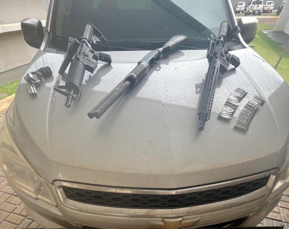DEFRON apreende 375 kg de drogas e armas de uso restrito na fronteira