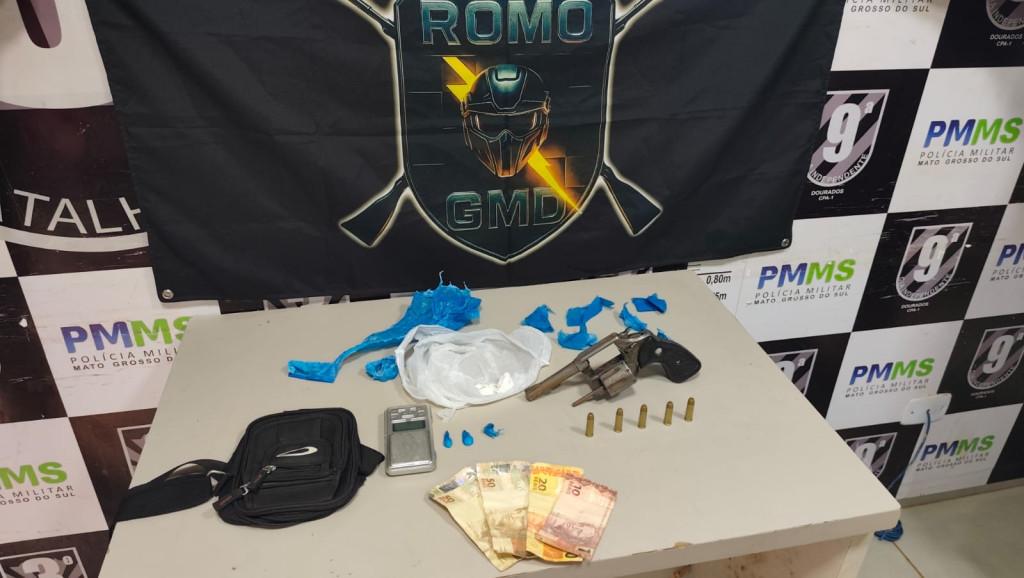 Rapaz diz vender drogas desde os 16 anos após ser preso armado em Dourados Rapaz diz vender drogas desde os 16 anos após ser preso armado em Dourados
